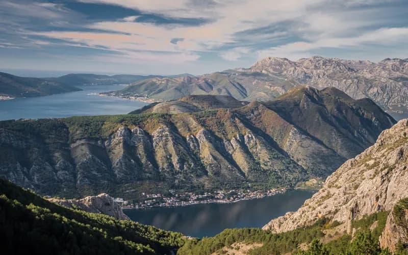 Czarnogóra w pigułce: Mapa turystyczna i najciekawsze atrakcje regionu