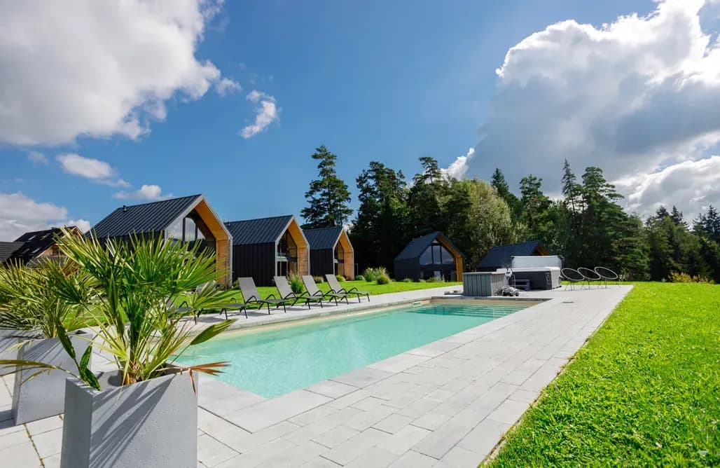 Gdzie znaleźć domki z basenem nad jeziorem: Najlepsze oferty wynajmu