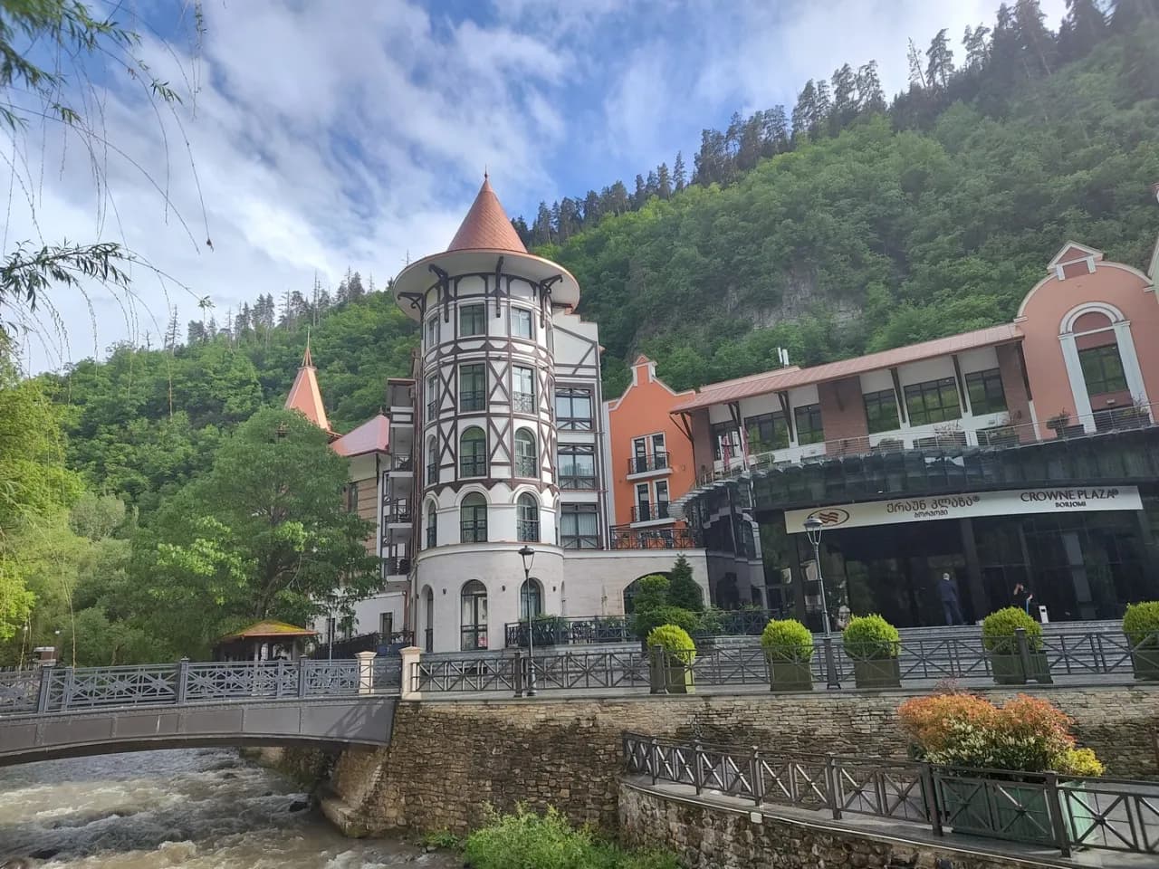 Borjomi w Gruzji: Odkryj atrakcje i ciekawe miejsca w uzdrowisku