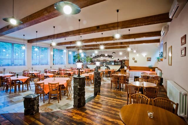 Gdzie zjeść w Pogorzelicy? Odkryj najlepsze lokale gastronomiczne