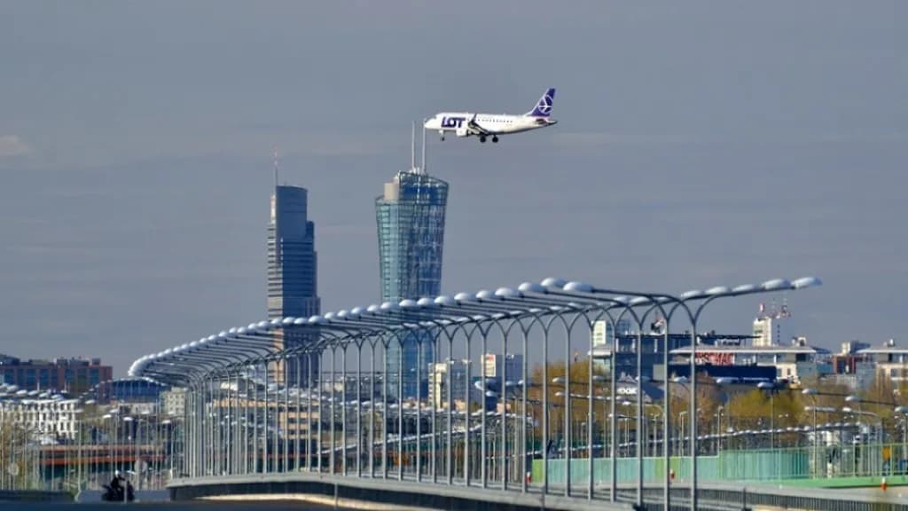 Gdzie zaparkować za darmo na lotnisku Chopina? Sprawdź najlepsze opcje