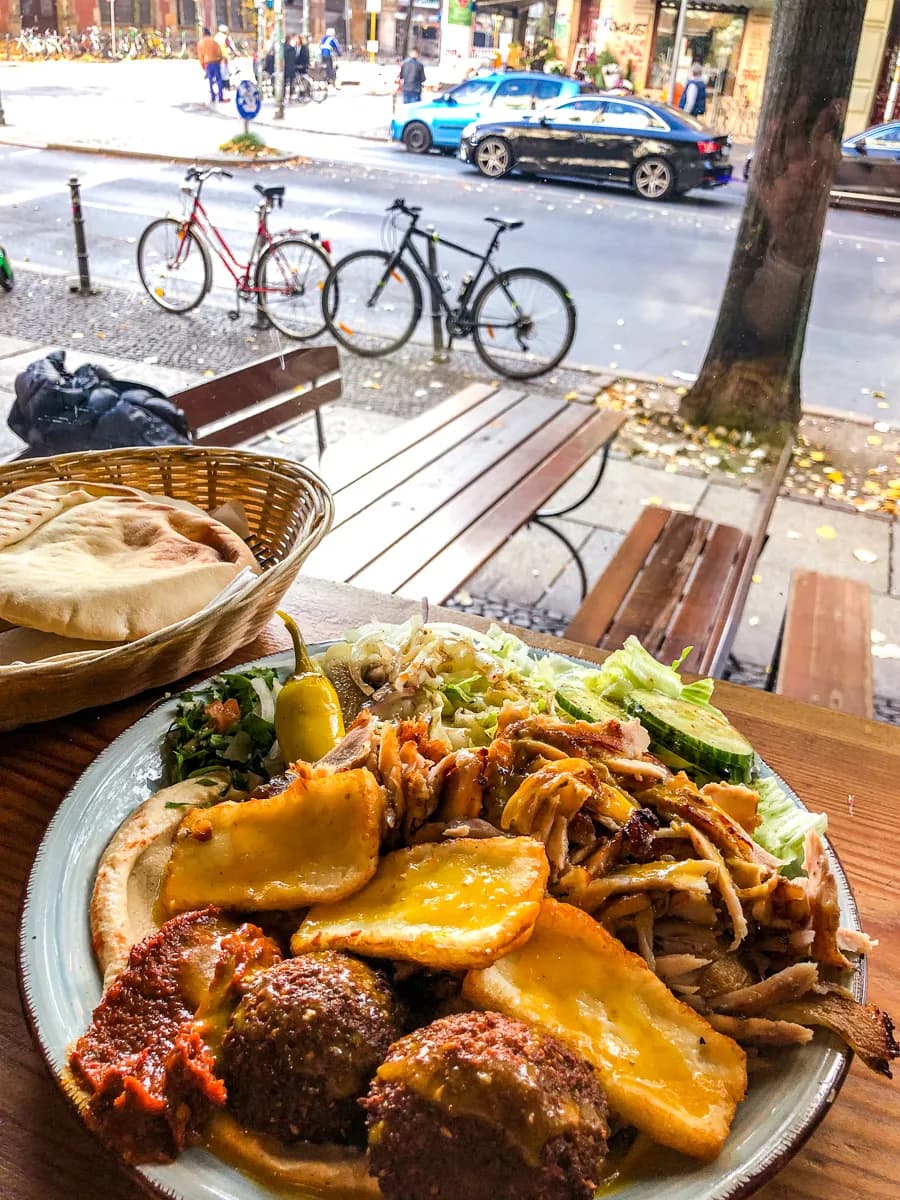 Najlepsze smaki Berlina: Gdzie zjeść, by nie przegapić kulinarnej uczty?