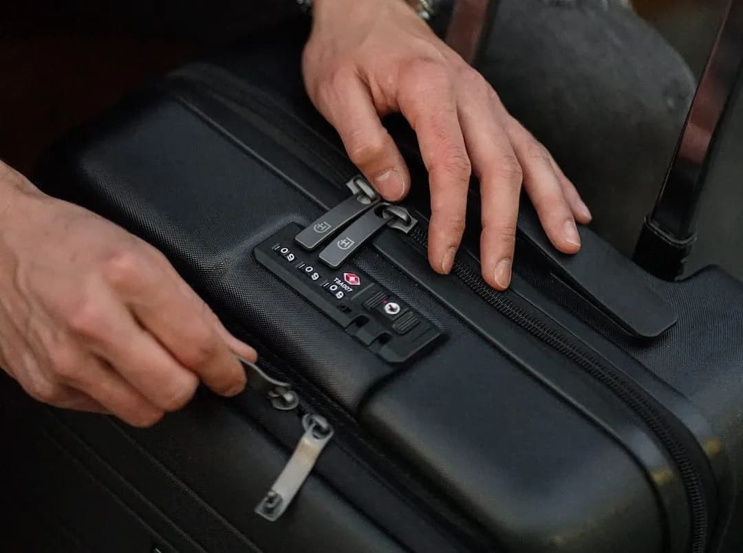 Jak zmierzyć walizkę, aby uniknąć problemów na lotnisku