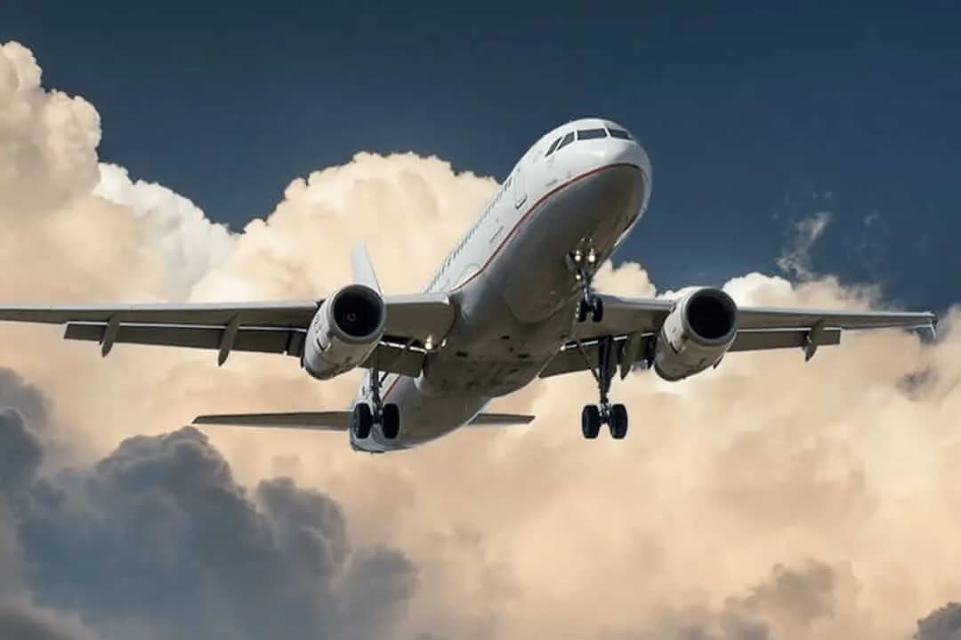 Czy można zabrać poduszkę do samolotu Ryanair? Sprawdź zasady podróży